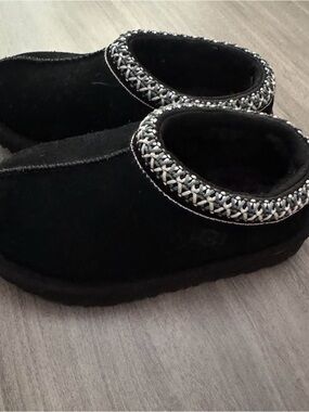 UGG Tasman || toddler, Black Slip-On Moccasin Slippers with white Trim
